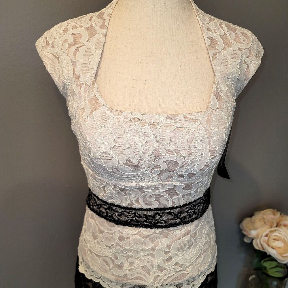 JAX Two Toned Ivory/Black Lace Fitted Dress with Lace Belt Size 2 - Picture 4 of 10